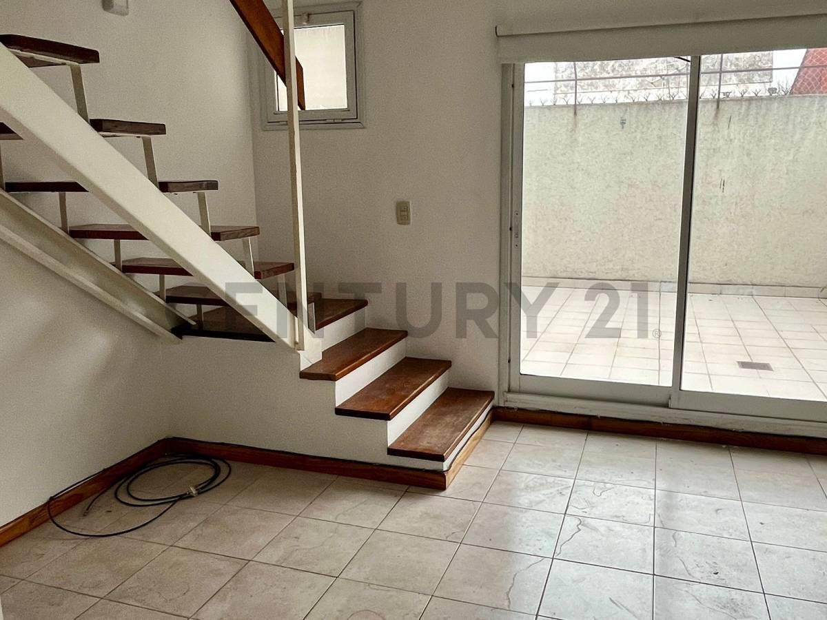 Foto de ¡Oportunidad! 2 Ambientes con PATIO + COCHERA FIJA en Alquiler en Villa, imagen 2