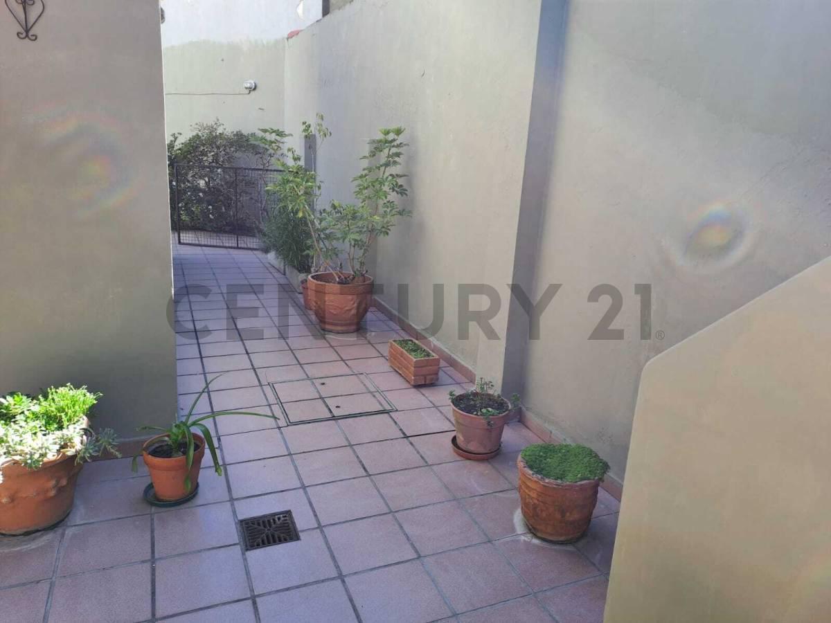 Foto de CASA 4 AMBIENTES CON JARDÍN, PATIO, PARRILLA Y TERRAZA – EXCELENTE, imagen 1