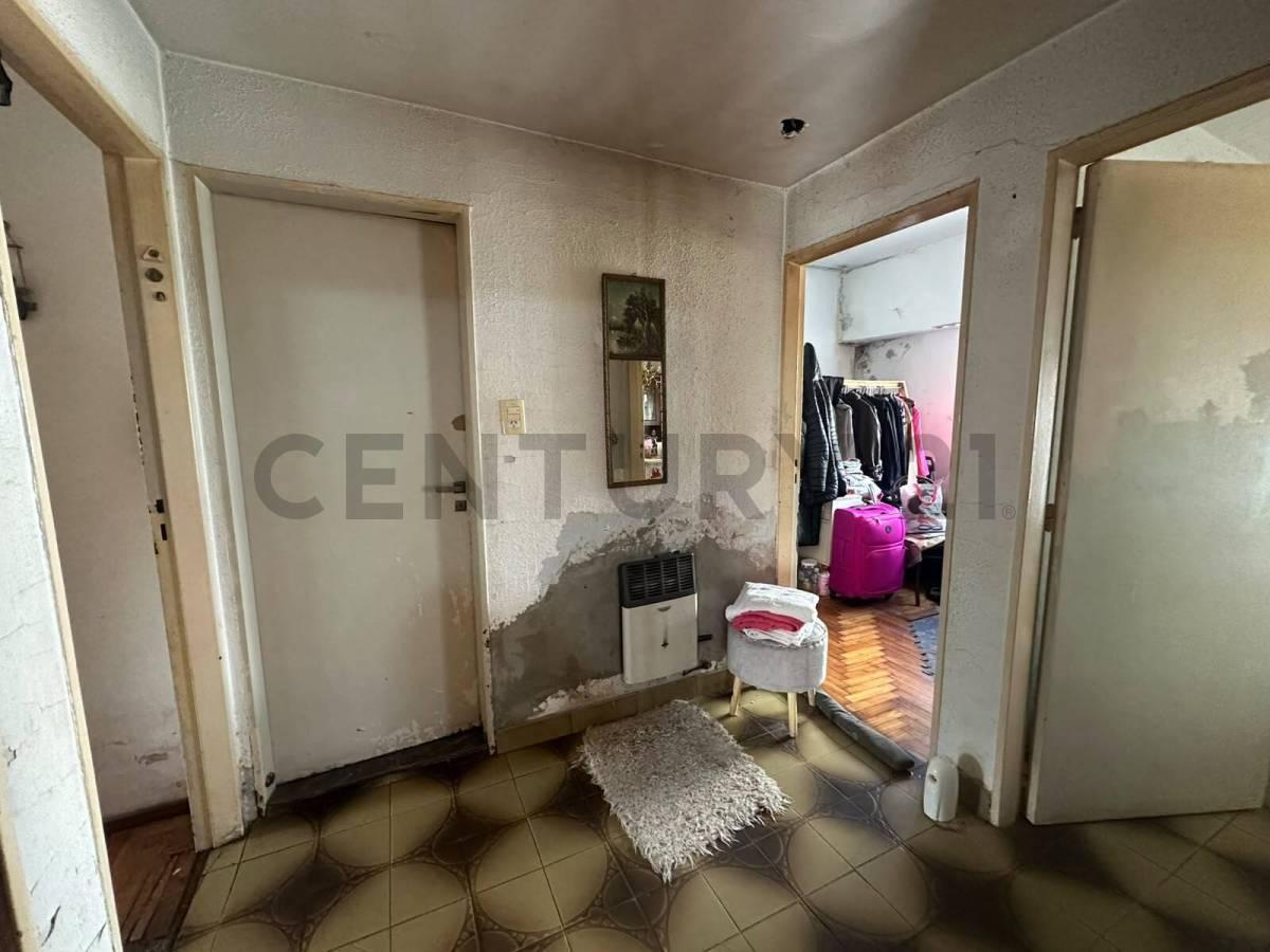 Foto de PH 3 ambientes a refaccionar en venta con cochera y terraza - Monte, imagen 4