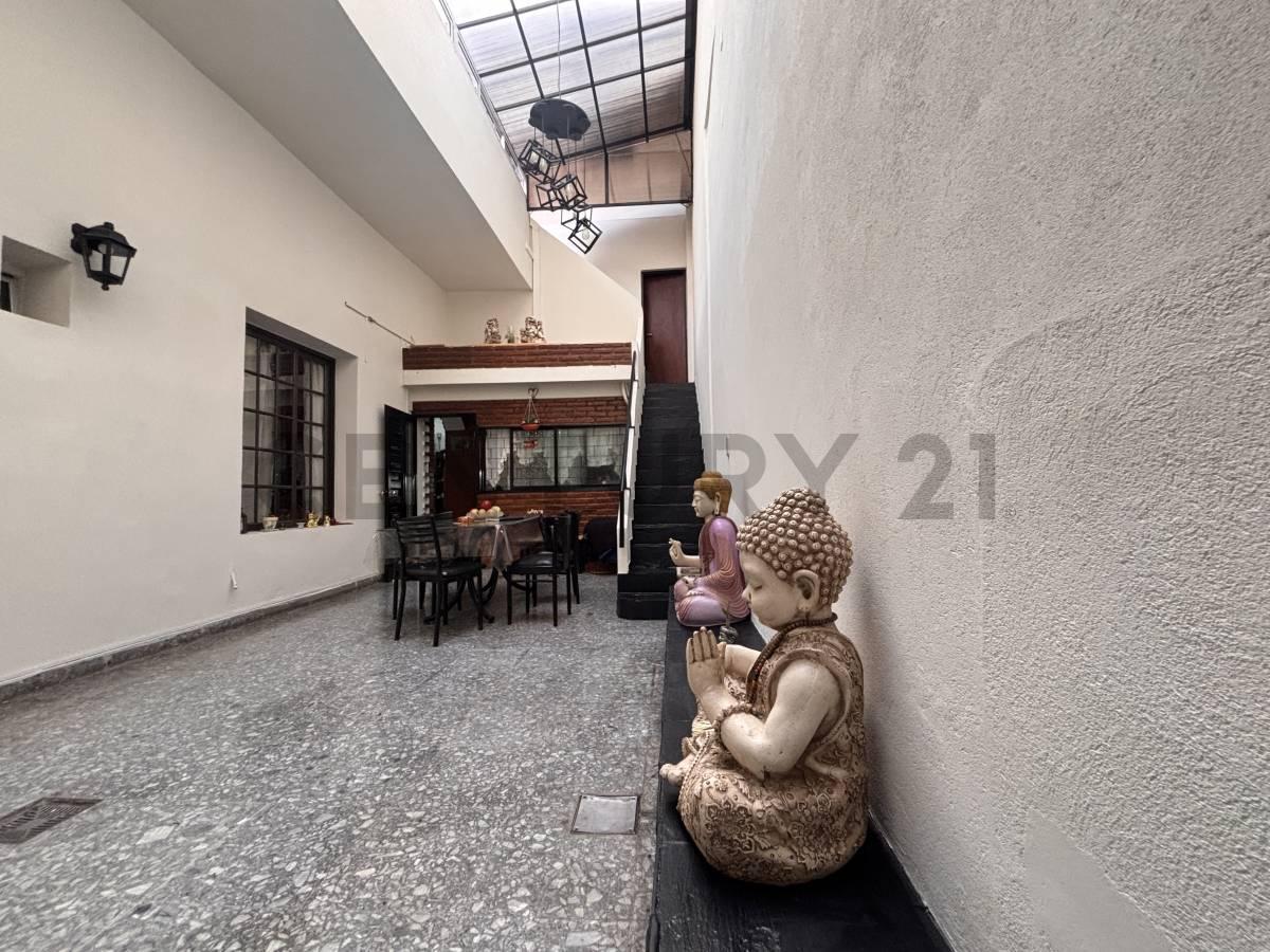 Foto de Casa 5 Amb. c/ Terraza y Cochera y local Comercial- Villa del Parque, imagen 3