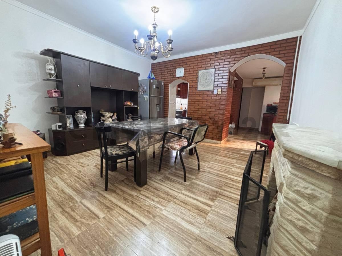 Foto de Casa 5 Amb. c/ Terraza y Cochera y local Comercial- Villa del Parque, imagen 2