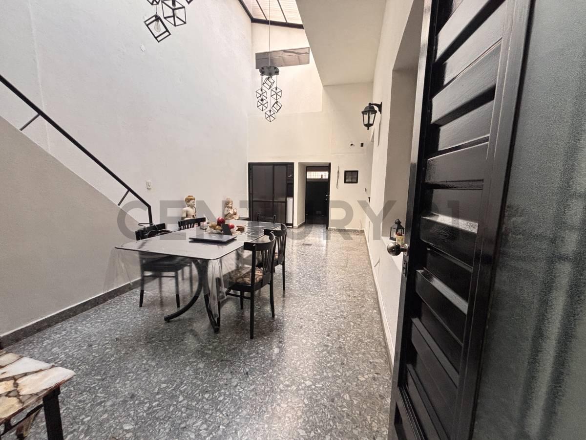 Foto de Casa 5 Amb. c/ Terraza y Cochera y local Comercial- Villa del Parque, imagen 5