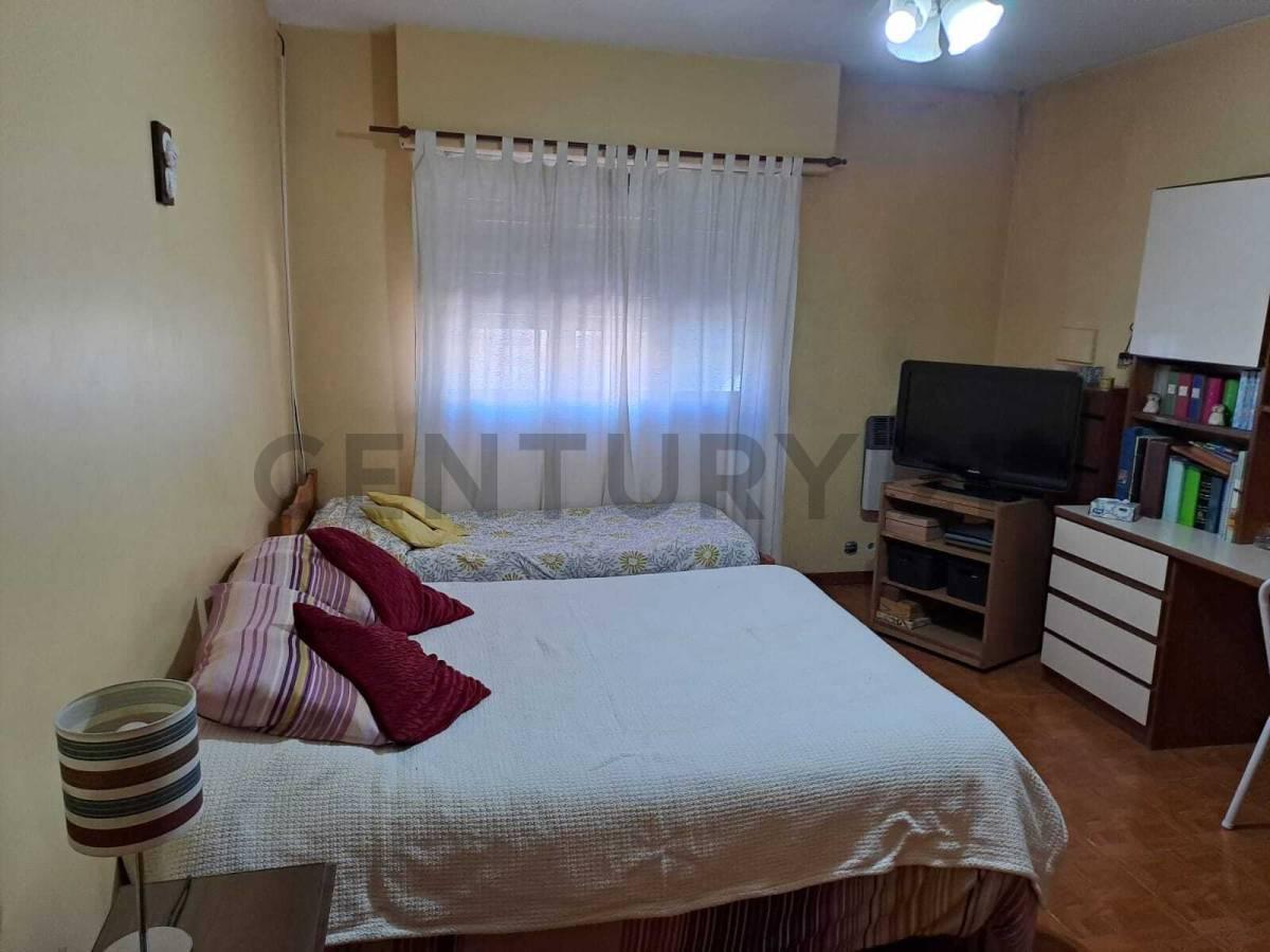 Foto de CASA 4 AMBIENTES CON JARDÍN, PATIO, PARRILLA Y TERRAZA – EXCELENTE, imagen 4