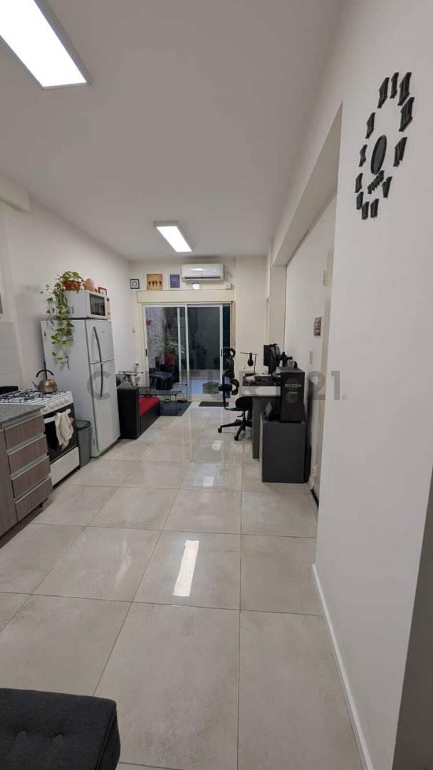 Foto de Monoambiente en venta en Flores con patio y dormitorio definido, imagen 1