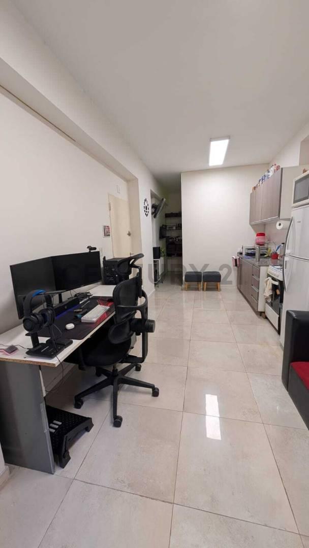 Foto de Monoambiente en venta en Flores con patio y dormitorio definido, imagen 3