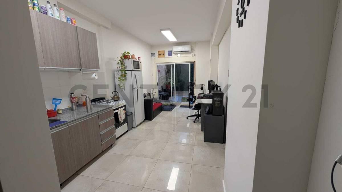 Foto de Monoambiente en venta en Flores con patio y dormitorio definido, imagen 2