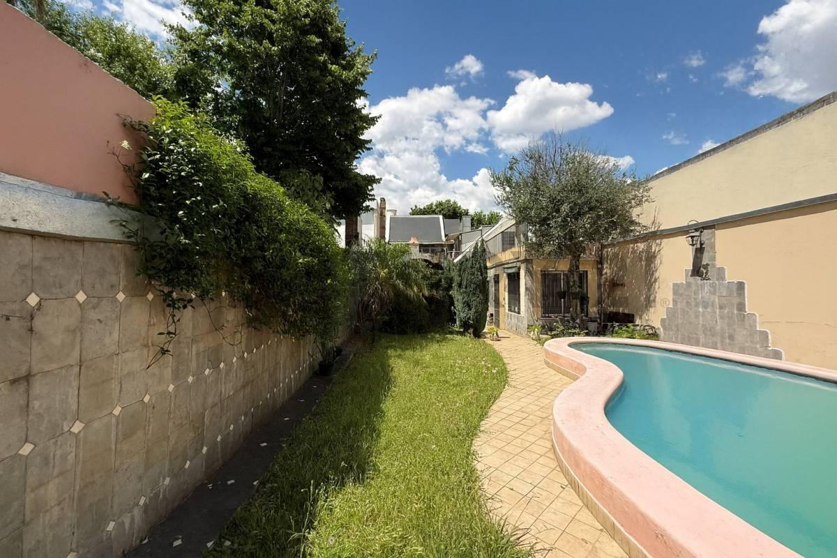 Foto de Impresionante! Casa de 5 ambientes con dependencia, fondo, pileta, imagen 2