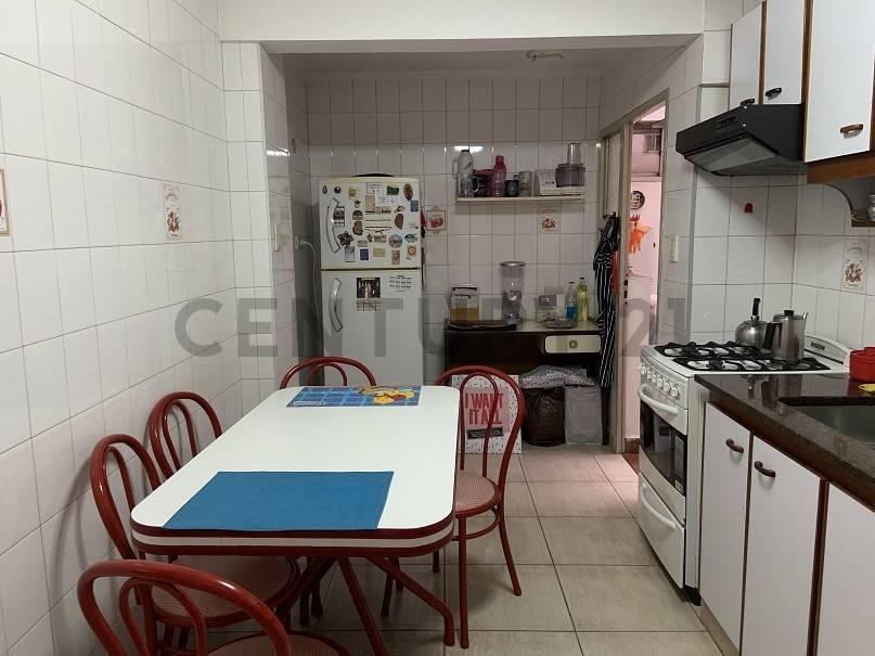 Foto de Hermoso depto de 4 ambientes con balcón, patio y cochera en Venta en el, imagen 2