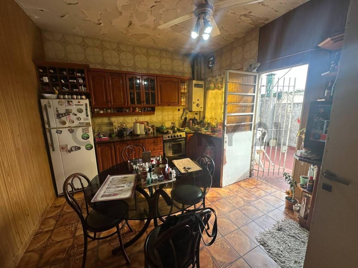 Foto de PH 3 ambientes a refaccionar en venta con cochera y terraza - Monte, imagen 1