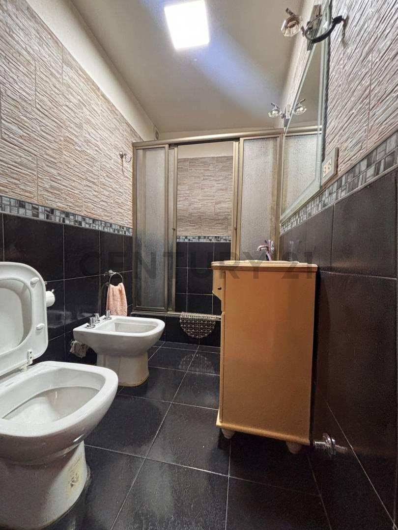 Foto de Casa 5 Amb. c/ Terraza y Cochera y local Comercial- Villa del Parque, imagen 5