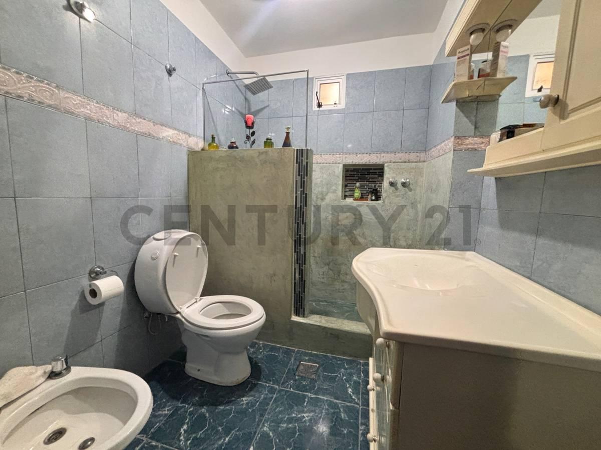 Foto de Casa 5 Amb. c/ Terraza y Cochera y local Comercial- Villa del Parque, imagen 4