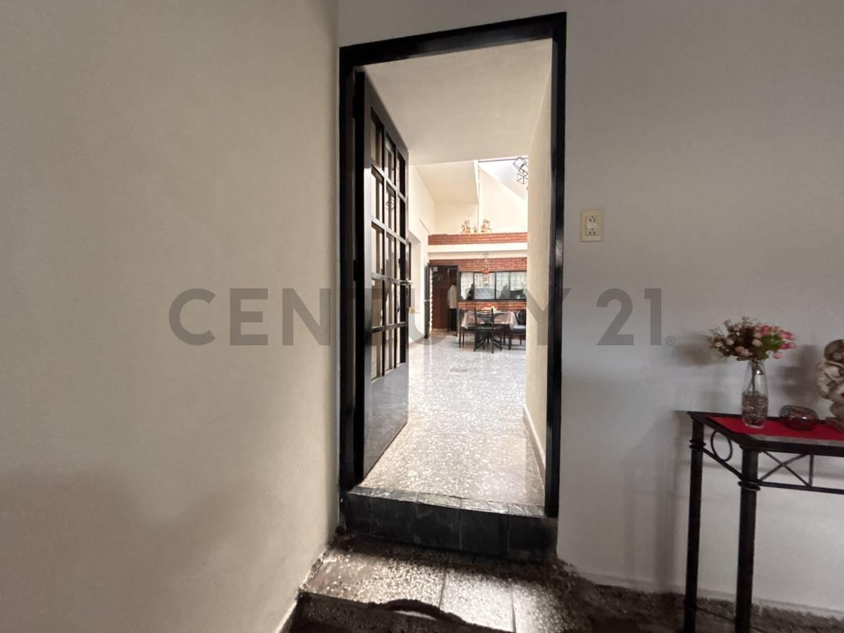 Foto de Casa 5 Amb. c/ Terraza y Cochera y local Comercial- Villa del Parque, imagen 2