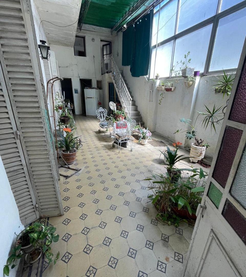 Foto de CASA 5 AMBIENTES CON LOCAL Y PATIO – LOTE 10 X 30 – VILLA GRAL. MITRE, imagen 1