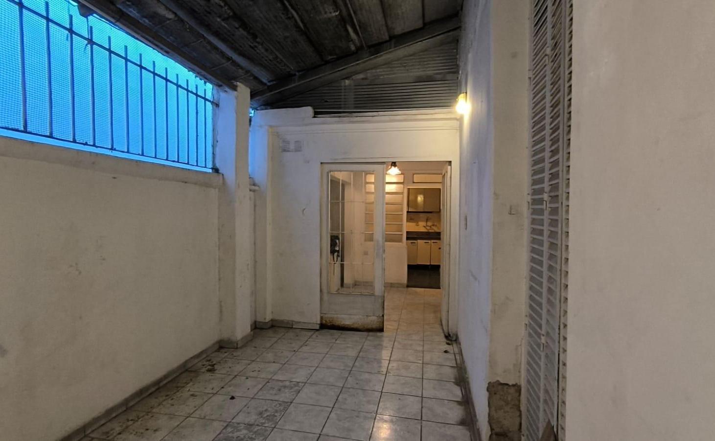 Foto de PH EN VENTA SIN EXPENSAS, A REFACCIONAR, CON PATIO – IDEAL INVERSOR, imagen 1