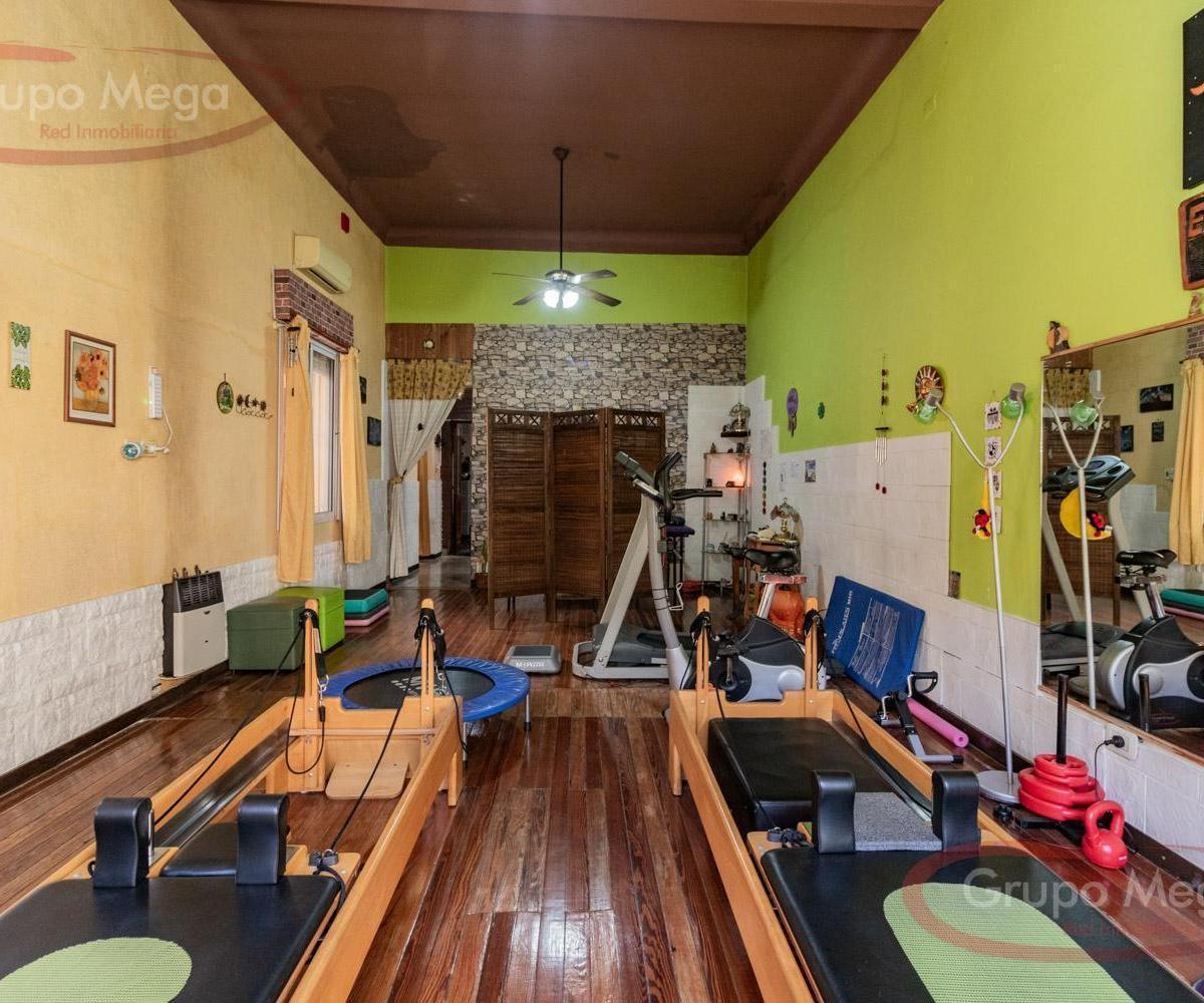 Cómoda Casa con Jardín, Piscina y Fondo 4