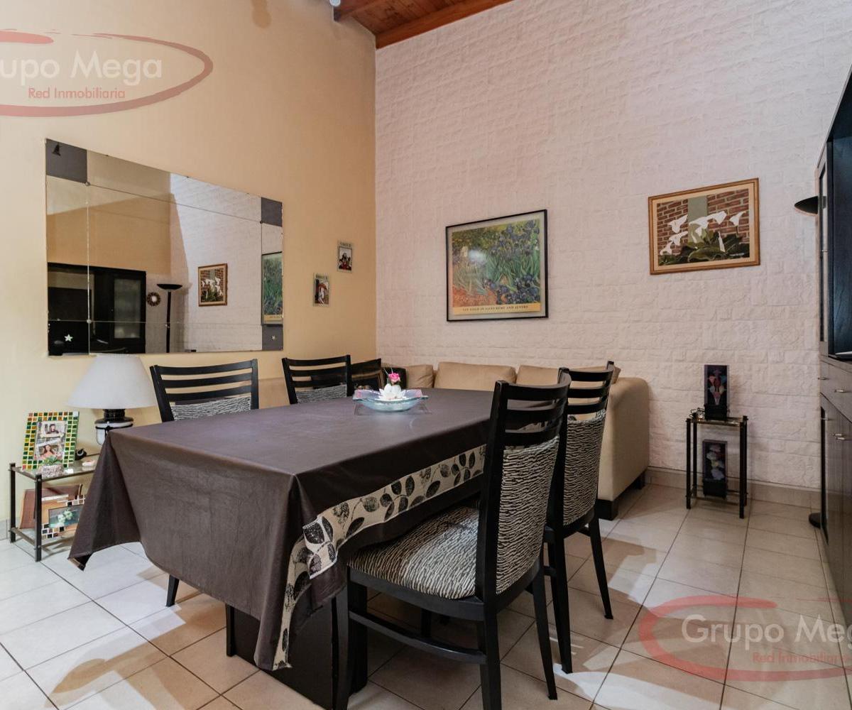 Cómoda Casa con Jardín, Piscina y Fondo 1