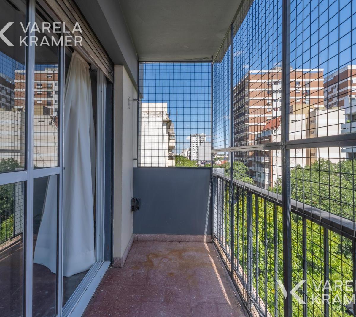 Departamento en Venta Al Frente, con Balcón y Cochera 5