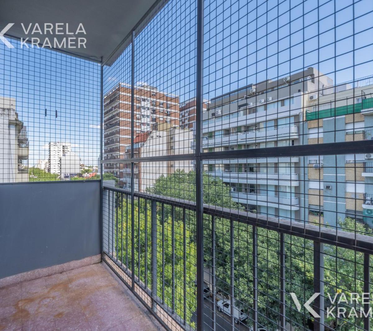 Departamento en Venta Al Frente, con Balcón y Cochera 4