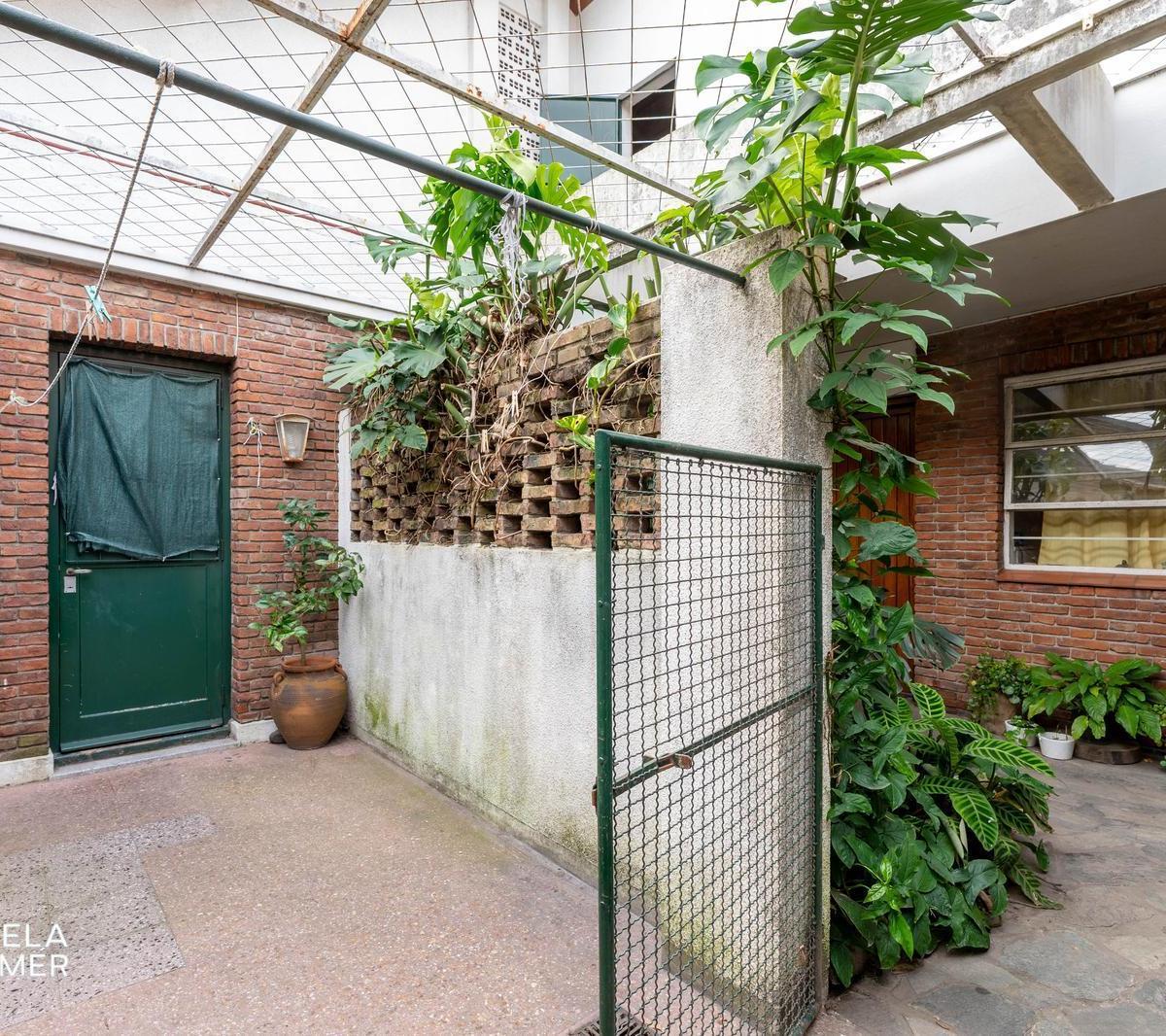 Casa en Planta Baja a Refaccionar con Gran Terreno en Olivos Alto 4