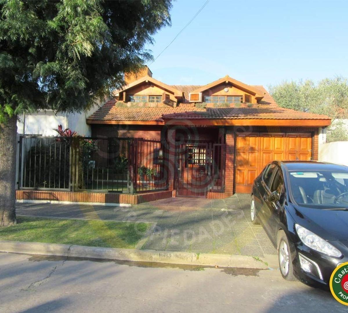 Casa en Venta con fondo libre, en Turdera, Lomas De Zamora