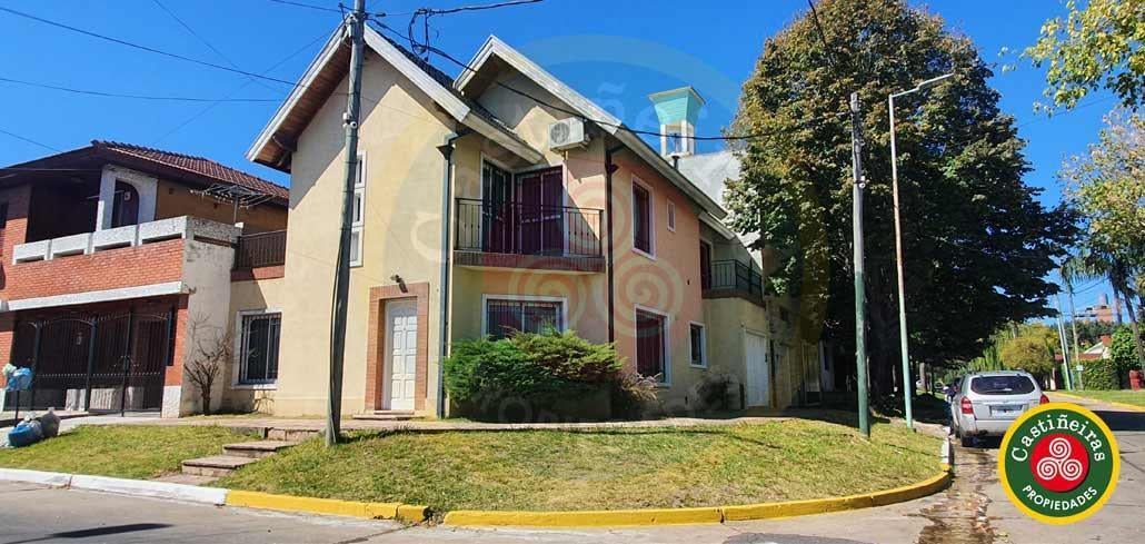 CHALET EN DOS PLANTAS CON PILETA Y GARAGE.