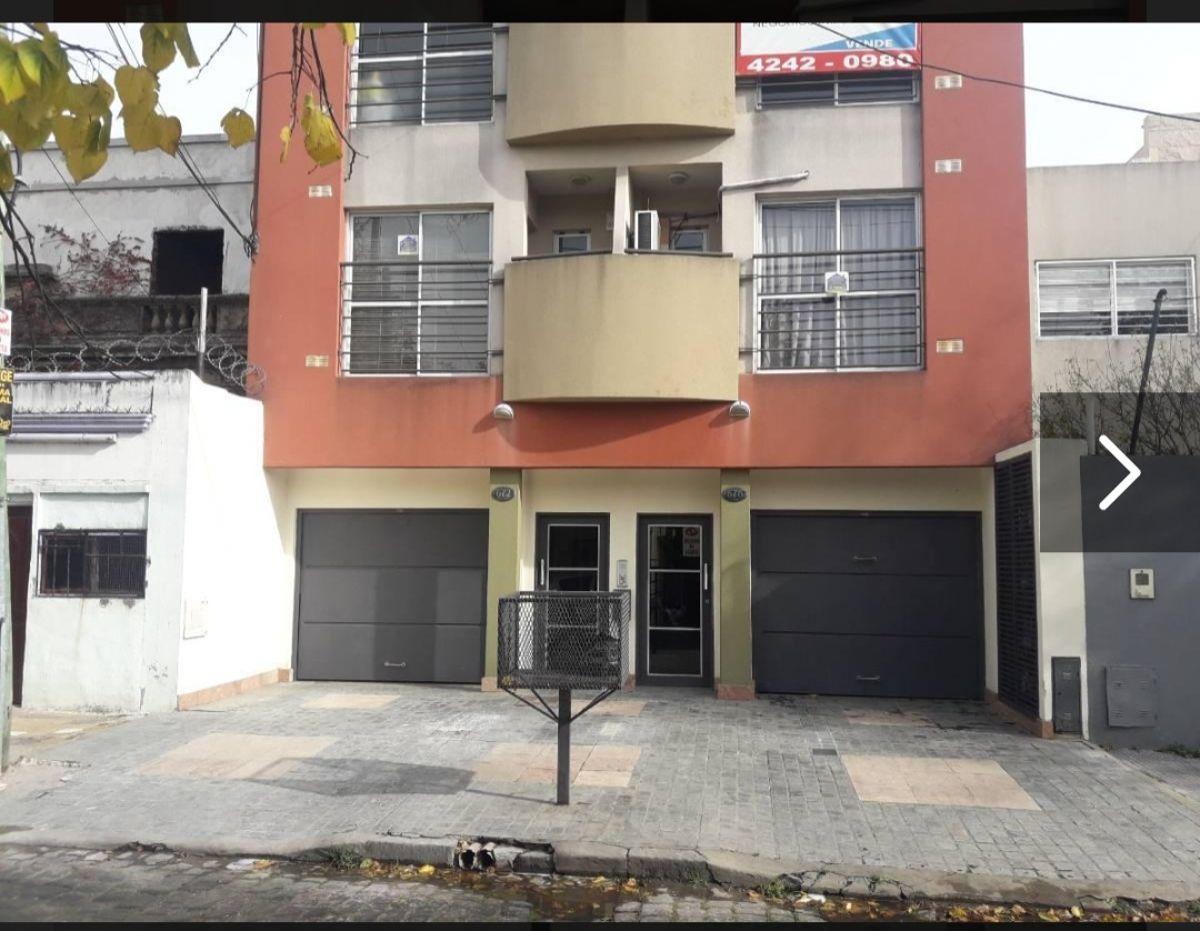 Departamento de 2 ambientes en planta baja, con dos patios.