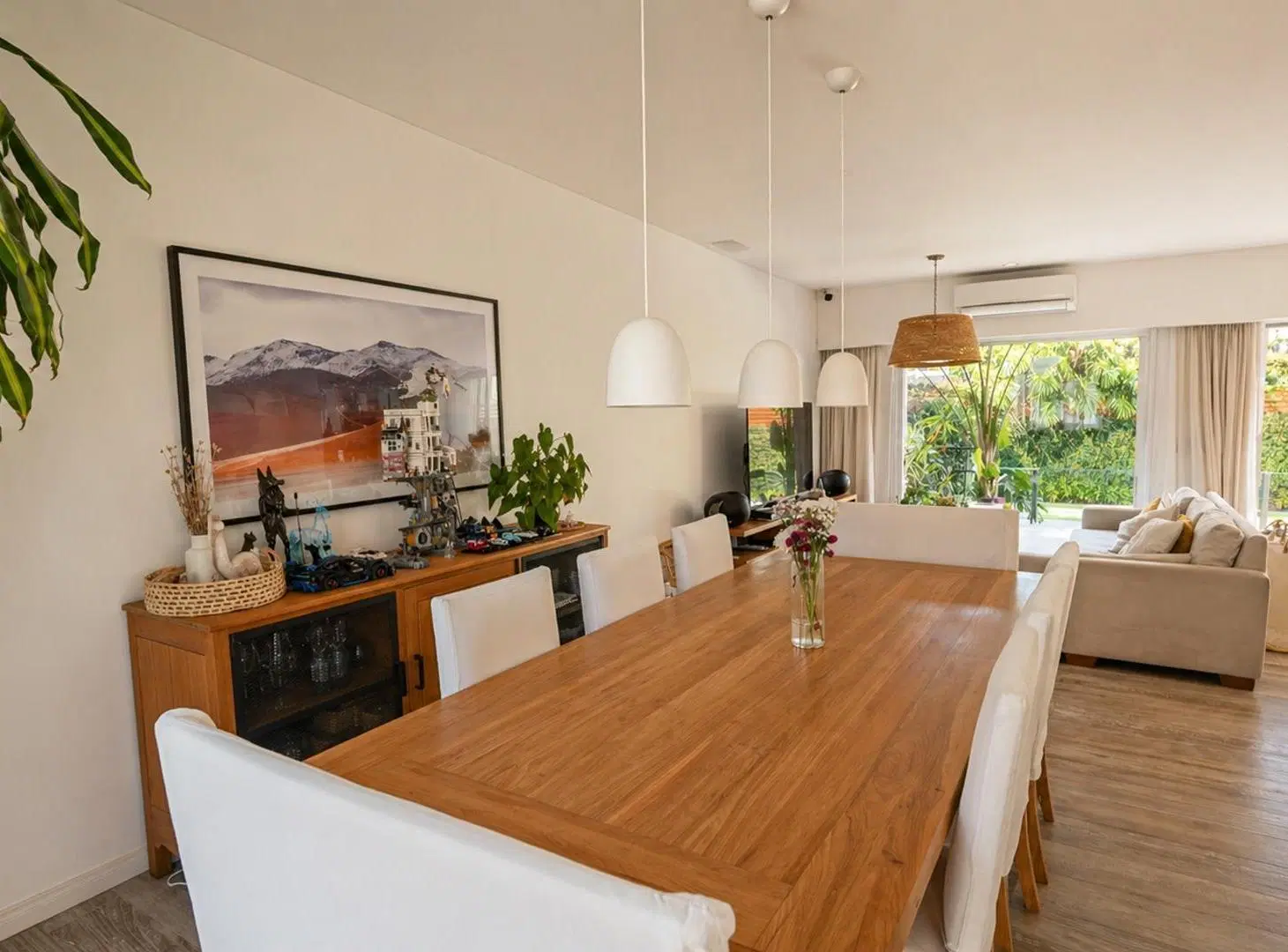 IMPECABLE! Casa con doble garage, 4 dorm, play jdin y pileta 2