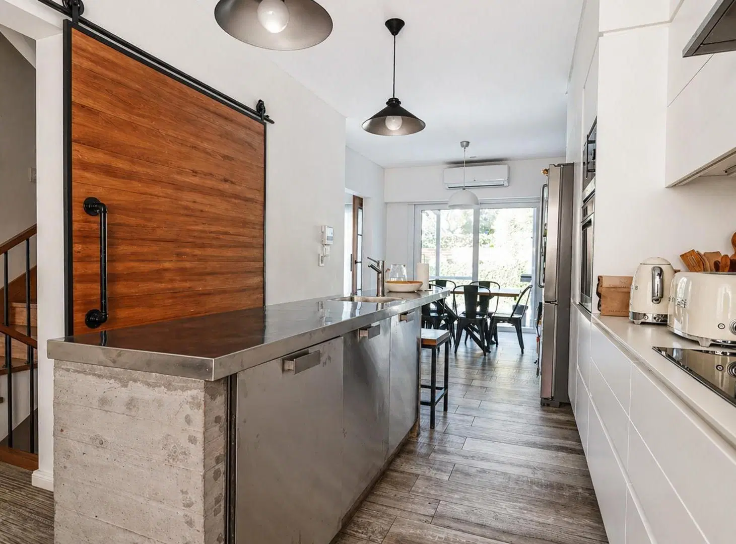 IMPECABLE! Casa con doble garage, 4 dorm, play jdin y pileta 4