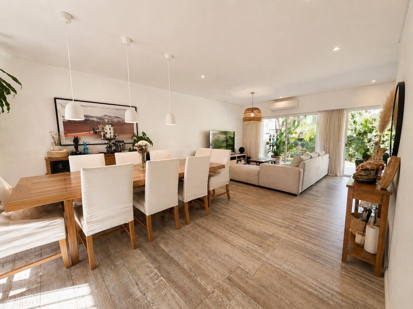 IMPECABLE! Casa con doble garage, 4 dorm, play jdin y pileta