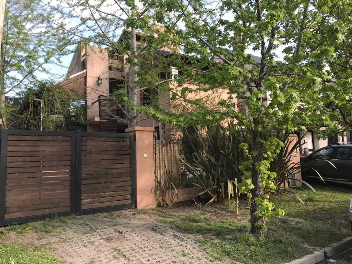 Casa de diseño 4amb c/ jardin, exclusiva ubicacion