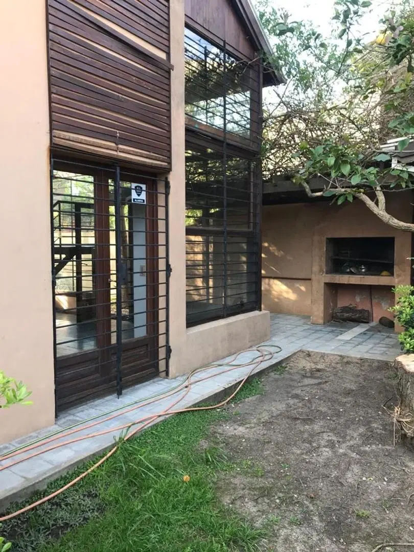 Casa de diseño 4amb c/ jardin, exclusiva ubicacion 3