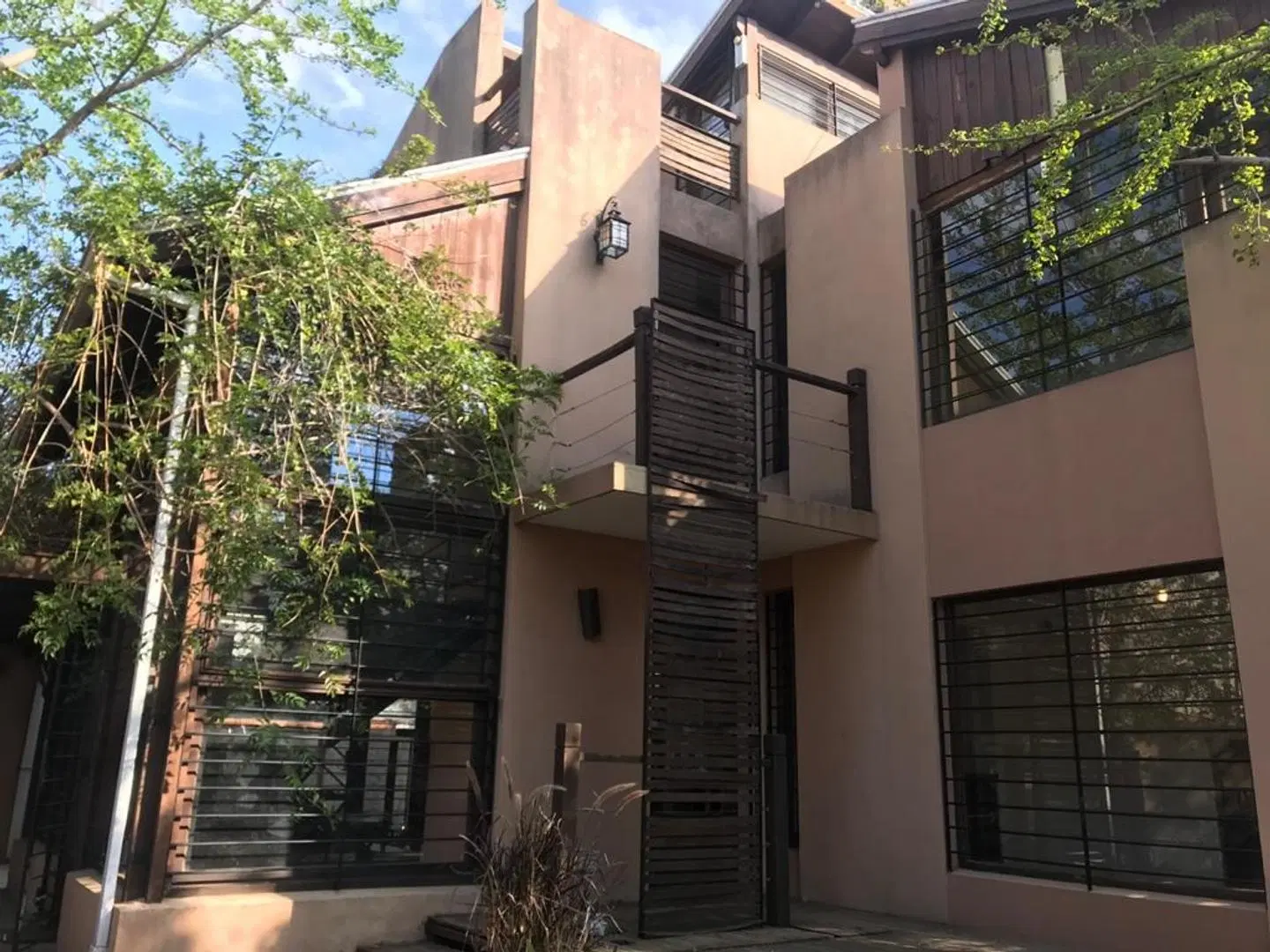 Casa de diseño 4amb c/ jardin, exclusiva ubicacion 2