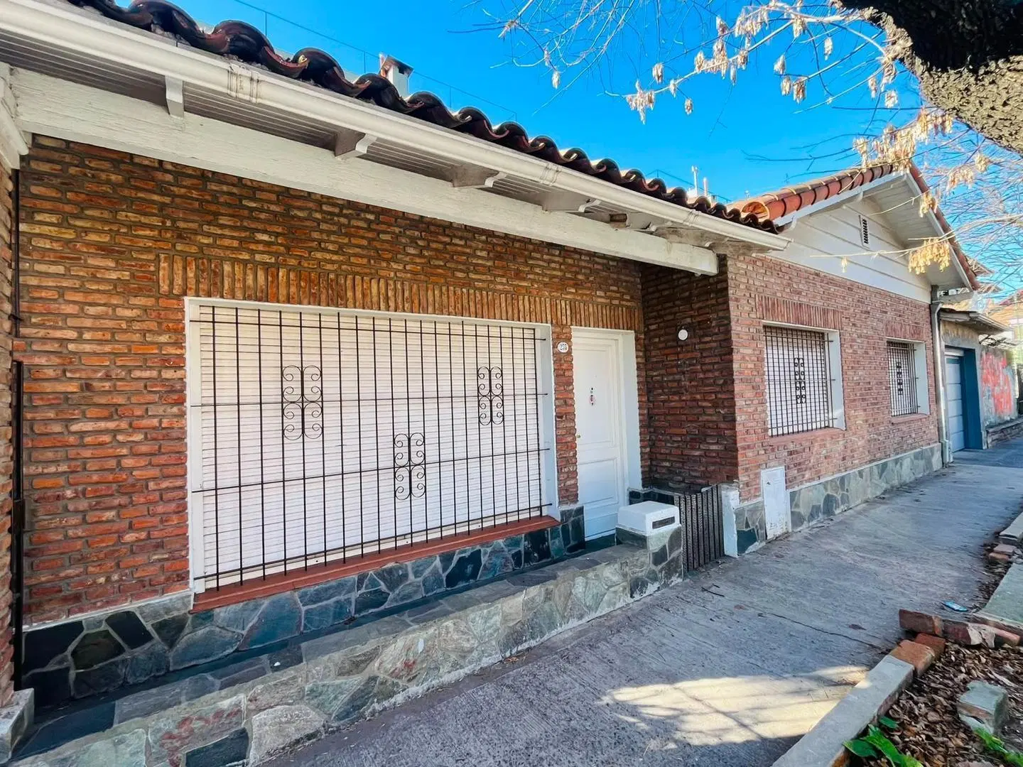 Chalet en 1 planta, 2 dorm + escritorio. Coch y Jardín! 1