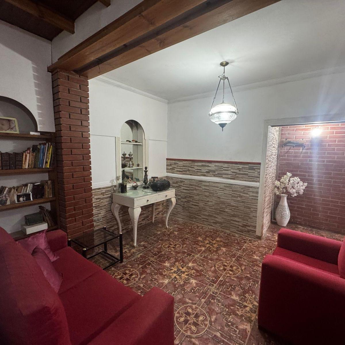 Casa 3 ambientes con local en pleno centro comercial de liniers