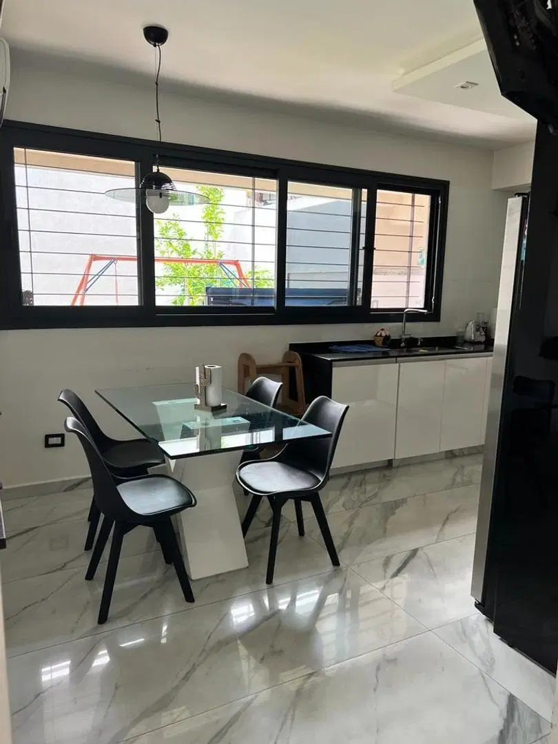 Moderna casa 4 ambientes con parque 5