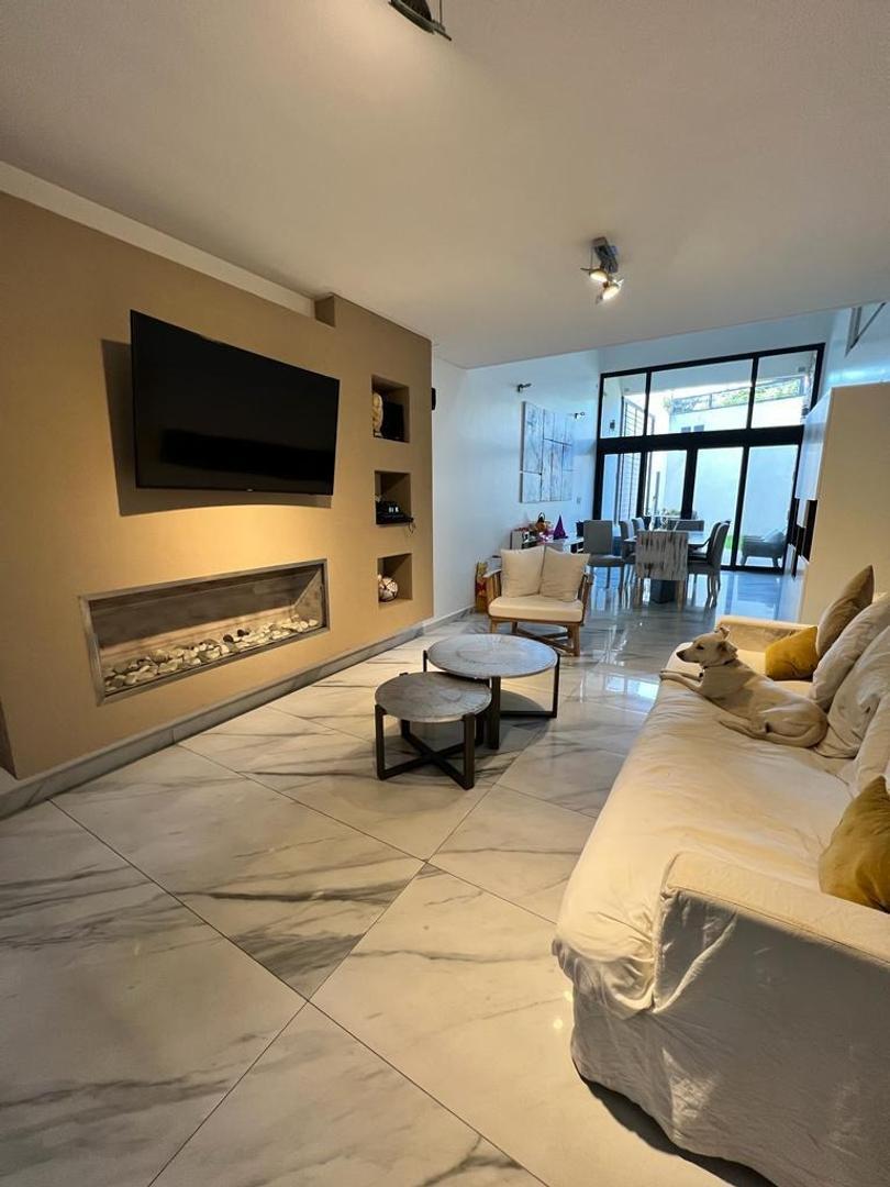 Moderna casa 4 ambientes con parque