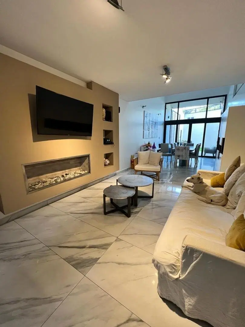 Moderna casa 4 ambientes con parque 2