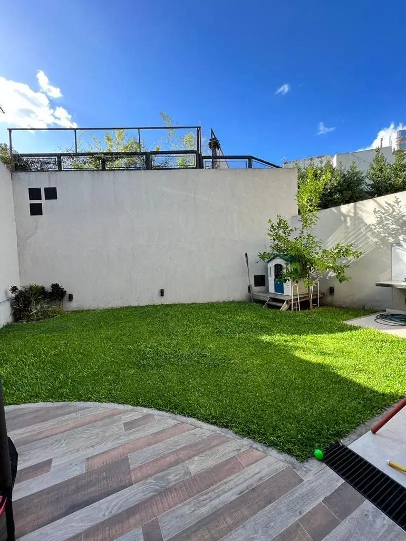 Moderna casa 4 ambientes con parque 8
