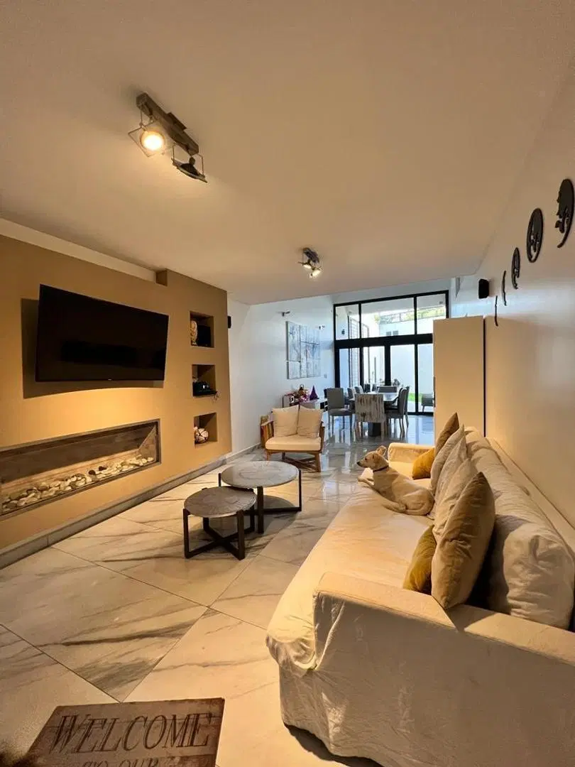 Moderna casa 4 ambientes con parque 1