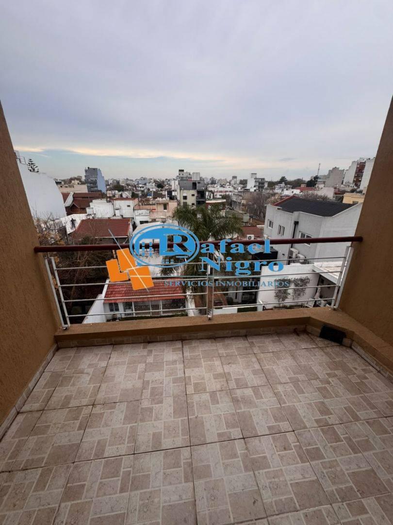 Foto de Luminoso semi piso 2 ambientes con patio y 2 balcones en Liniers, imagen 4