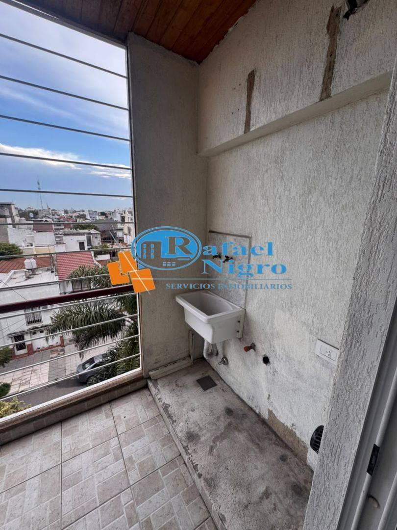 Foto de Luminoso semi piso 2 ambientes con patio y 2 balcones en Liniers, imagen 3