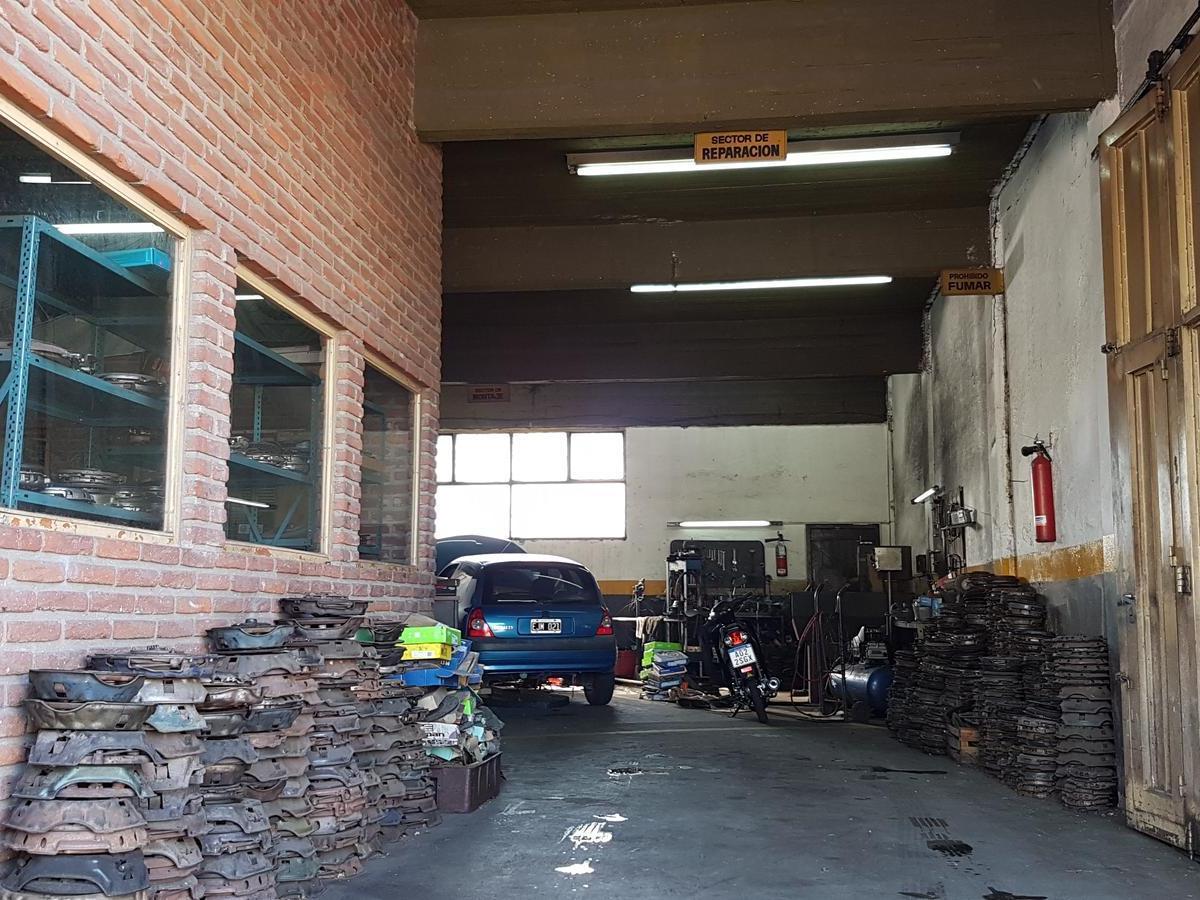 Taller o Local Comercial con Vivienda, a m de Av Colón. 4