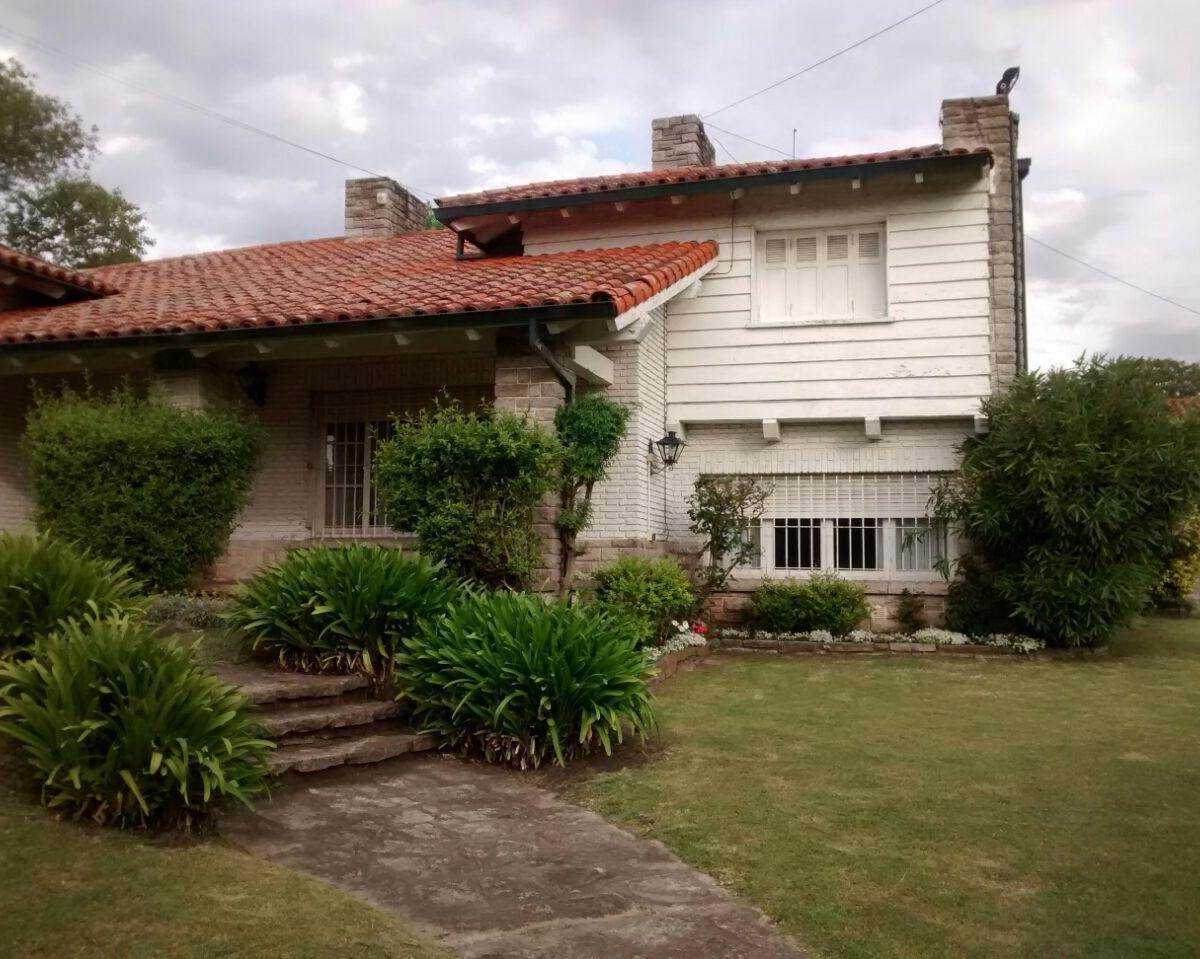 Residencia Única por Su Frente y Superficie de Terreno, Sobre Tres Excelentes Lotes. 2