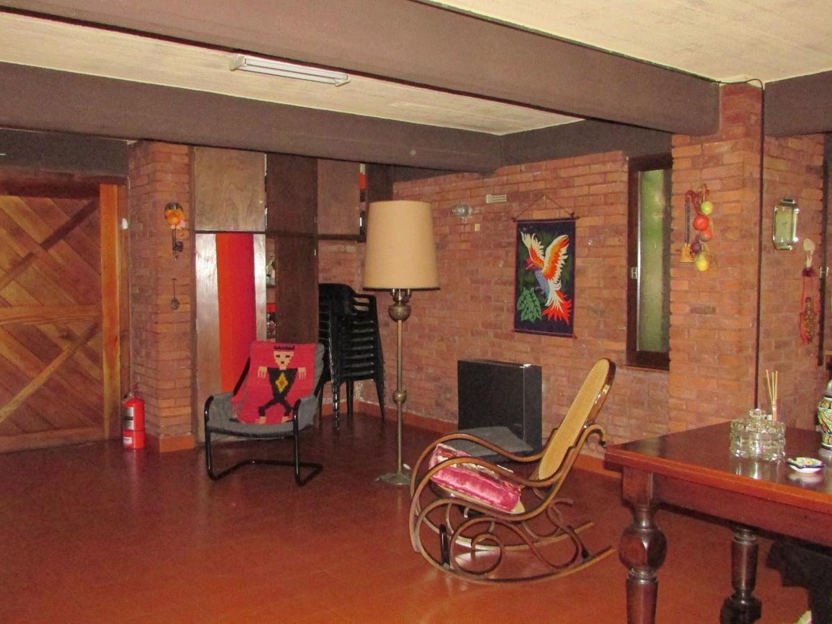Chalet de Estilo, Sobre Excelente Lote, en Barrio Divino Rostro. 1