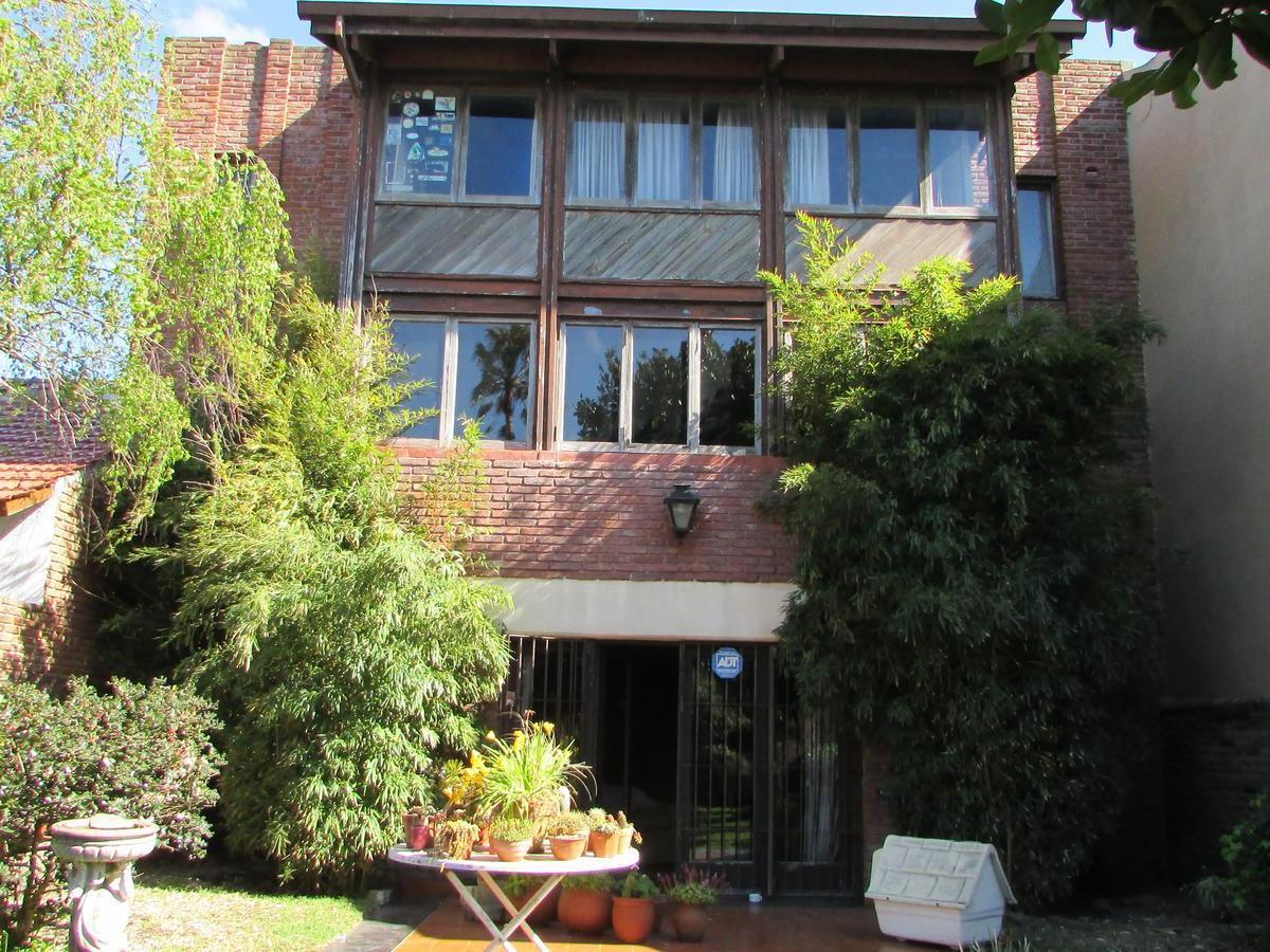 Chalet de Estilo, Sobre Excelente Lote, en Barrio Divino Rostro. 3