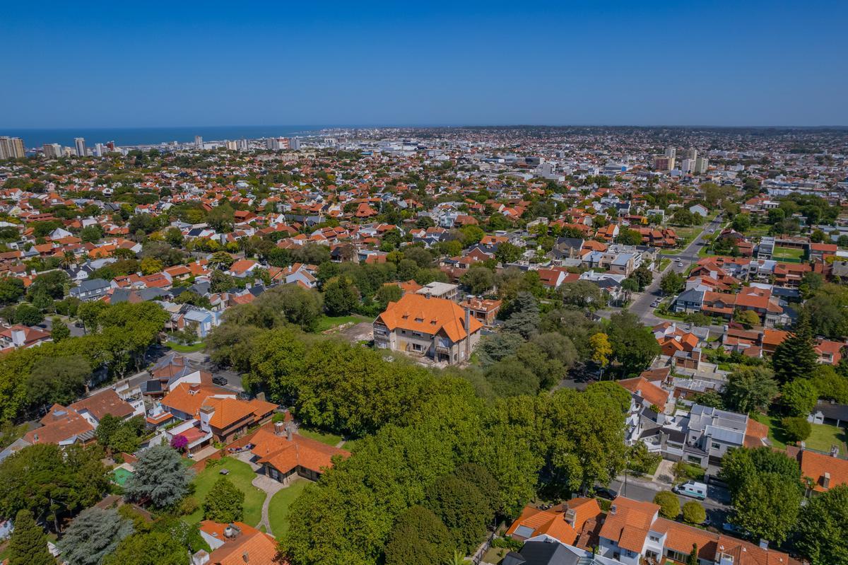 Excelente Lote en Exclusiva Manzana del Barrio Los Troncos. 4