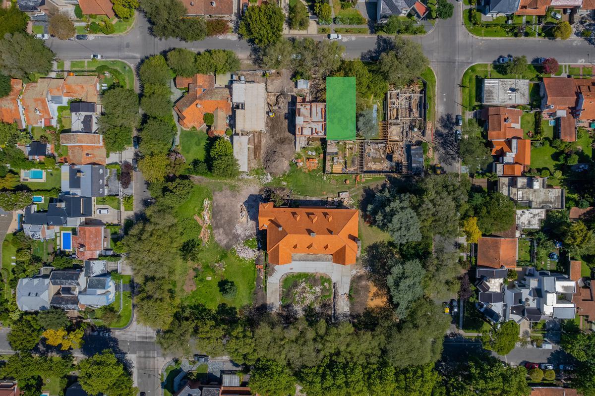 Excelente Lote en Exclusiva Manzana del Barrio Los Troncos. 2