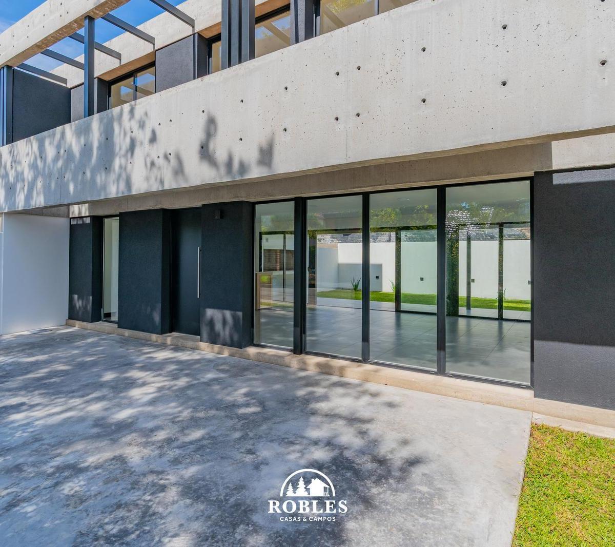 Casa Estilo Moderno en El Barrio San Carlos 1