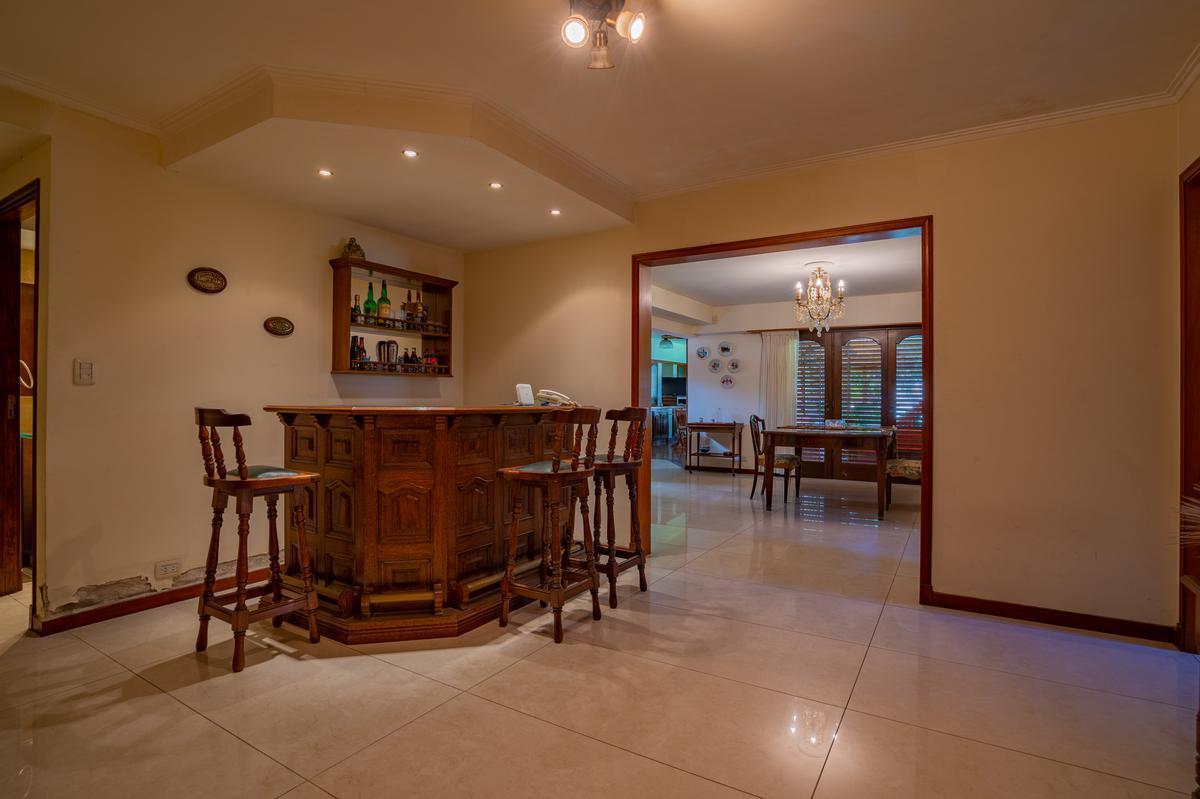Importante Chalet en El Barrio Los Troncos. 1