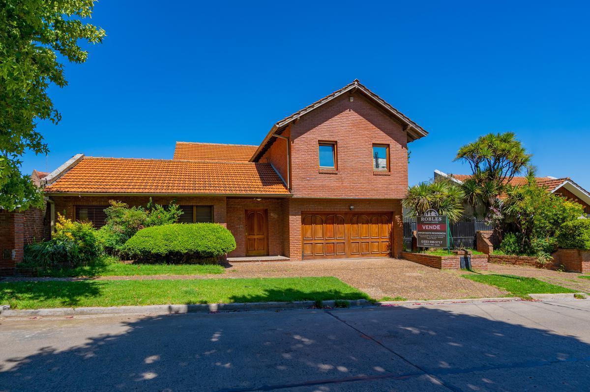 Importante Chalet en El Barrio Los Troncos. 2